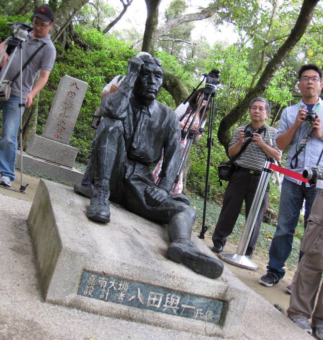 烏山頭水庫建造者八田與一的銅像。圖：林朝億/攝