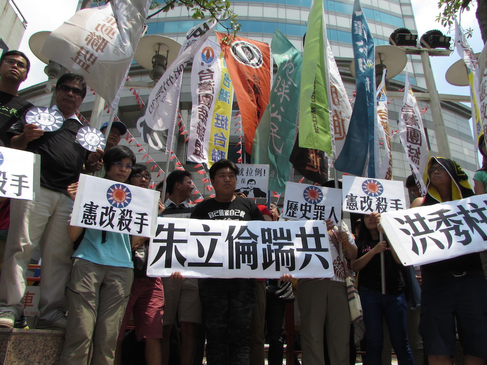 關注憲改的多個公民團體與政黨17日前往國民黨中央黨部抗議修憲破局，並拿出雞蛋砸向黨部大樓，要求黨主席朱立倫「踹共！」圖：邱珮文/攝
