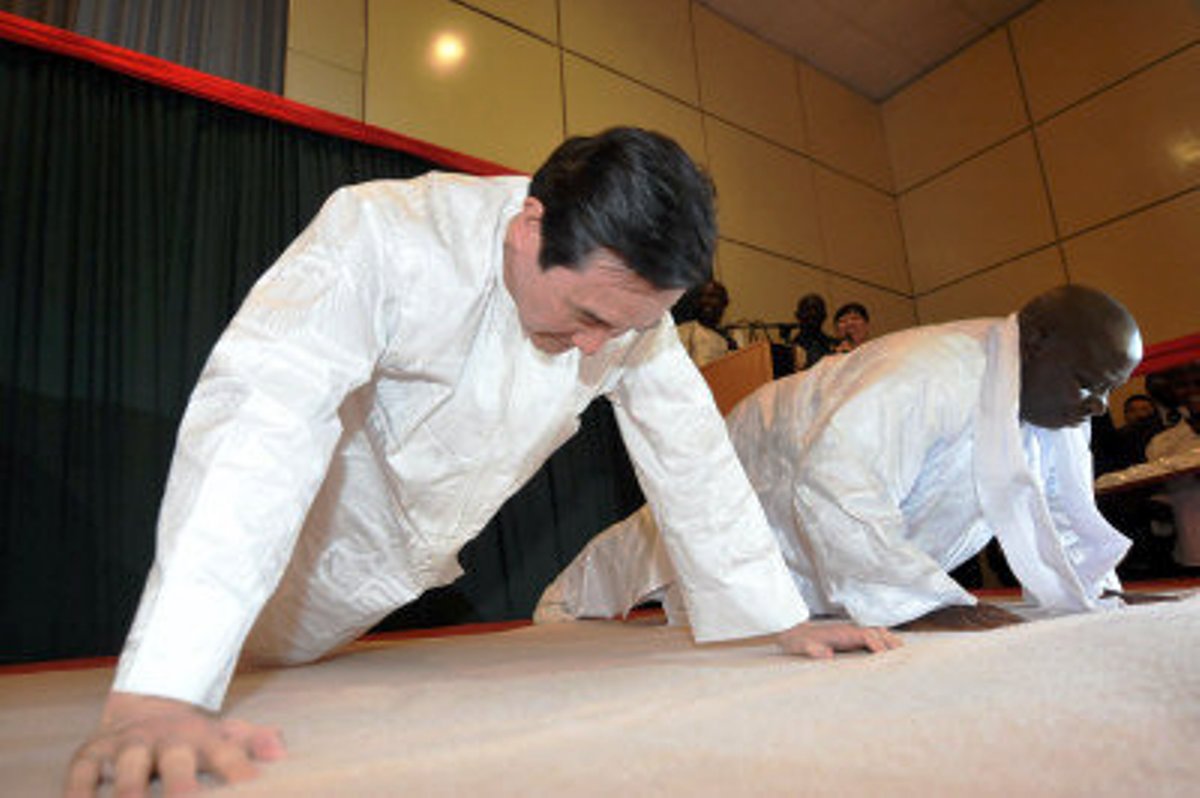 總統馬英九(左)去(2012)年4月11日抵達非洲友邦甘比亞共和國，在歡迎國宴時與甘比亞總統賈梅(Yahya Jammeh)(右)進行伏地挺身友誼賽。圖片來源：中央社。