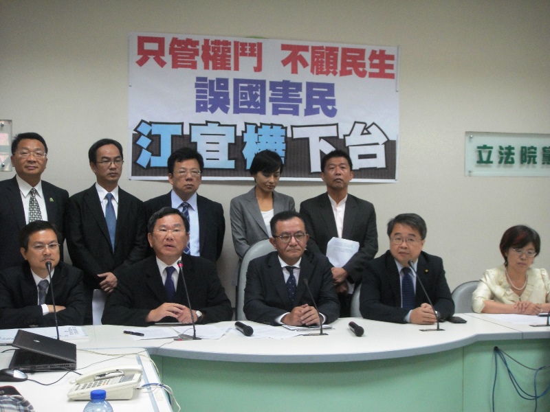 民進黨團大部分立委登記發言之後，立即召開記者會重申倒閣決心。圖2之2：王立柔/攝