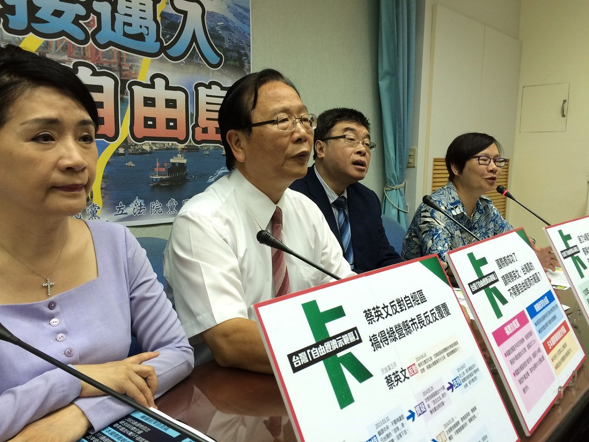 前立委邱毅稍後出席時則代洪秀柱向蔡英文下戰帖，要求兩人就自經區議題「1對1辯論」。圖：符芳碩/攝