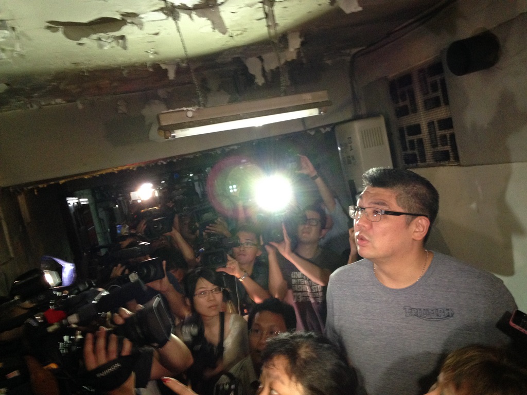 國民黨台北市長參選人連勝文今(14)日上午在黨內立委、現任市議員和市議員參選人的陪同下，前往大安區信維市場掃街拜票，並了解老舊社區面臨的都更問題。  圖：劉奕霆/攝