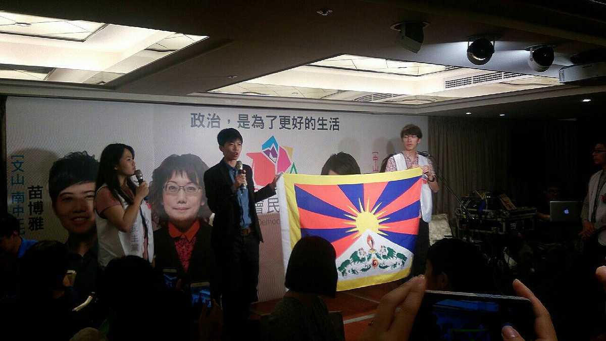 為社民黨挑戰北市文山區立委席次的苗博雅，以珍藏的雪山獅子旗拍賣。圖：張揚/攝