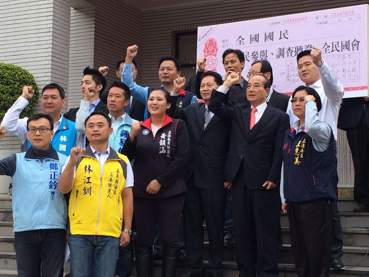 立法院長王金平4日率藍委及立委參選人，大動作在立法院簽署國會改革支票。圖：符芳碩/攝