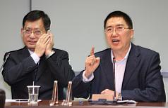 國民黨政策會執行長林鴻池（右）與立委吳育昇（左）等人召開記者會，呼籲學生離開議場，讓立委可以盡早審查民生相關法案。圖：中央社