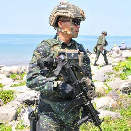 中校許誠宜近日在臉書發文透露有自備13萬元的軍購，引發國內對自購軍用品一事的討論。圖：翻攝自許誠宜臉書