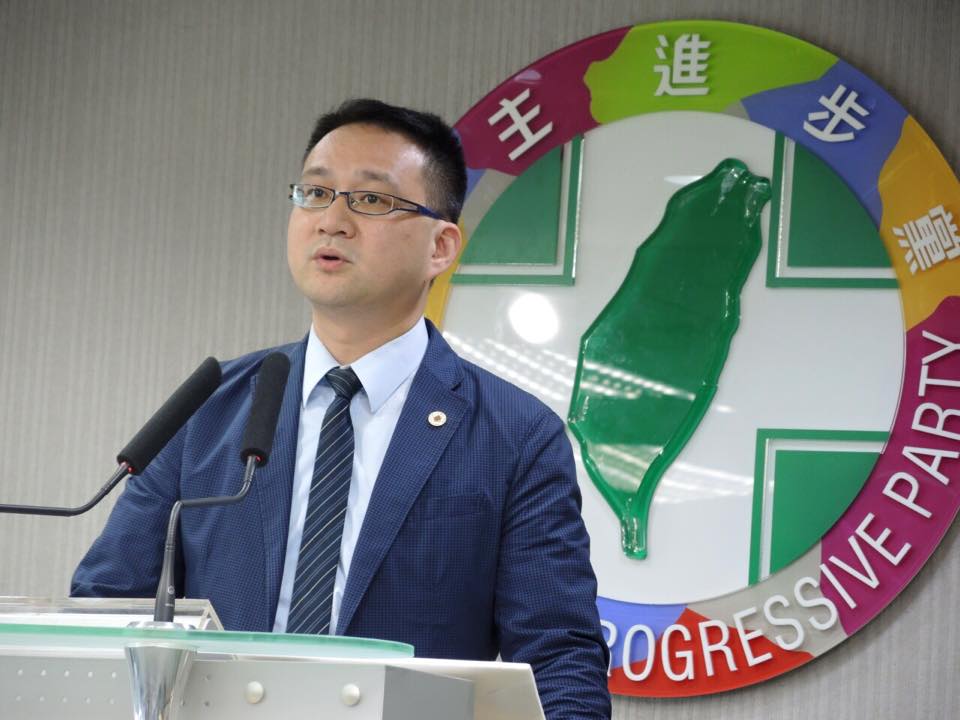 對於淡江大學教授投書，稱蔡英文南海主張將改變兩岸現況，民進黨發言人阮昭雄發出新聞稿駁斥，稱該說法是「藍營智庫學者造謠」。圖：翻攝阮昭雄臉書