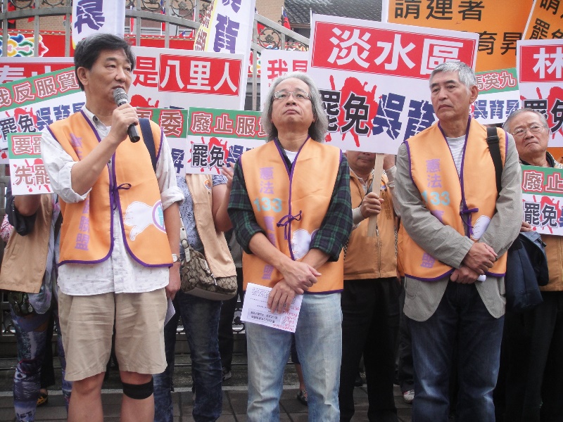 憲法133實踐聯盟罷免國民黨立委吳育昇的活動，今（4）日上午宣告達成第一階段目標。從左至右為清大榮譽退休教授彭明輝、憲法133實踐聯盟發起人馮光遠、導演柯一正。圖：王立柔/攝