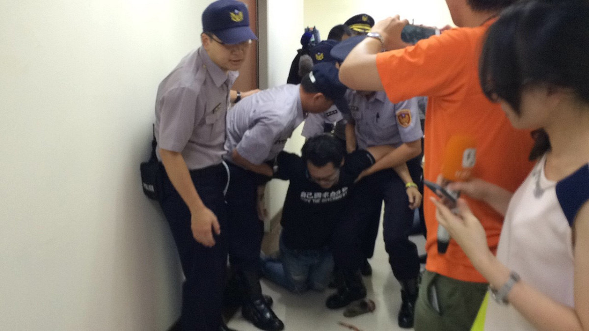 衝進立法院會館的島國前進成員遭警方驅離。圖：符芳碩/攝