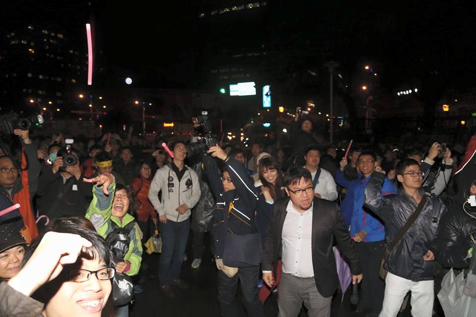 在警方第二次舉牌前，林于倫帶著所有民眾高呼一年前喊的「退回服貿，捍衛民主」，並把手中的紅色螢光棒往行政院內丟擲。圖：林雨佑/攝