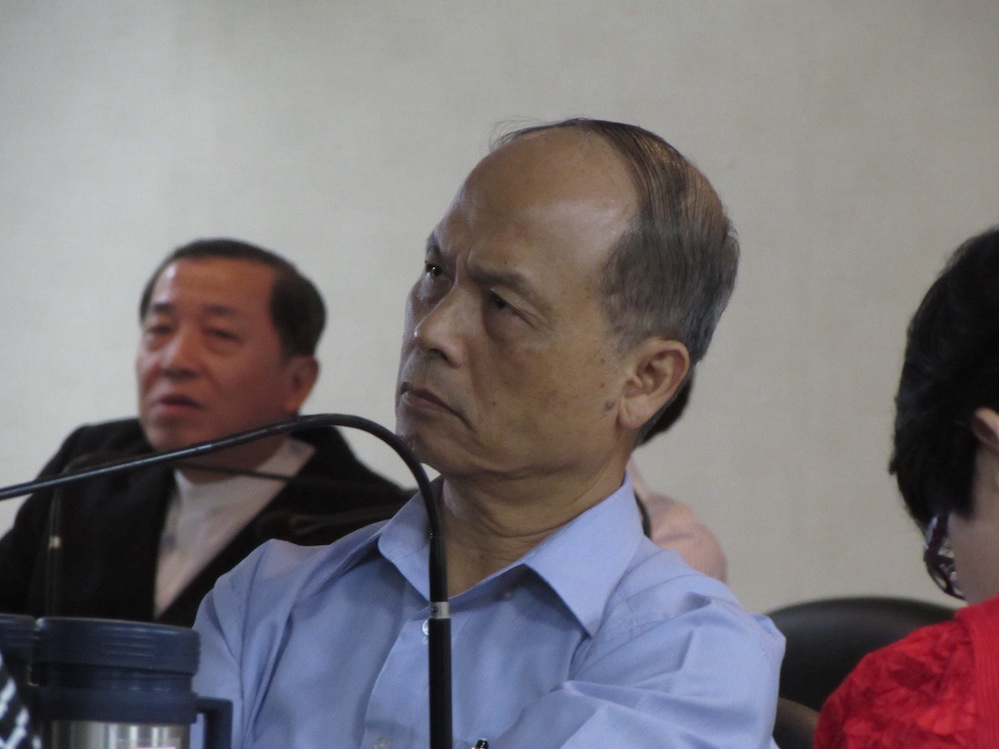 中常委、財政部長張盛和表情嚴肅聆聽，還拿起手機拍下簡報畫面。邱珮文/攝