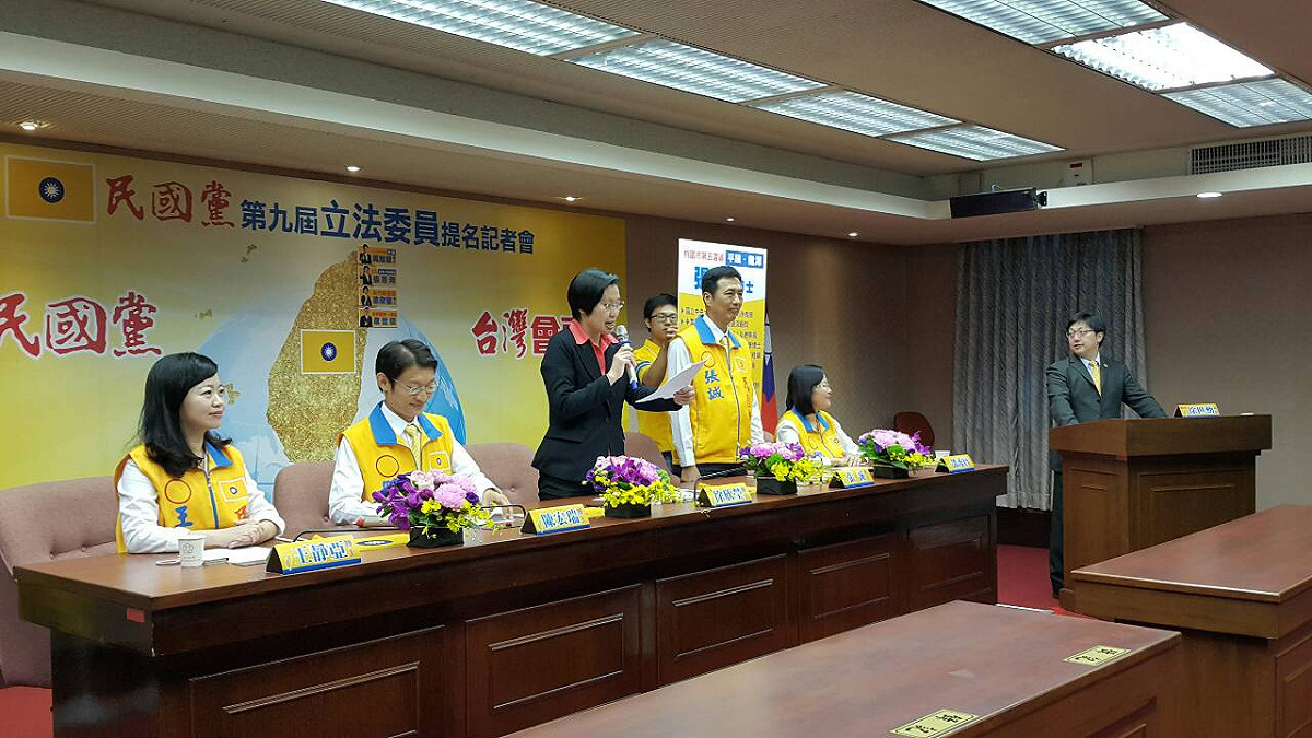 民國黨18日在立法院推出第2波區域立委參選人，黨主席徐欣瑩強調會引領台灣政治革新，讓民眾挑「好蘋果」。圖：符芳碩/攝