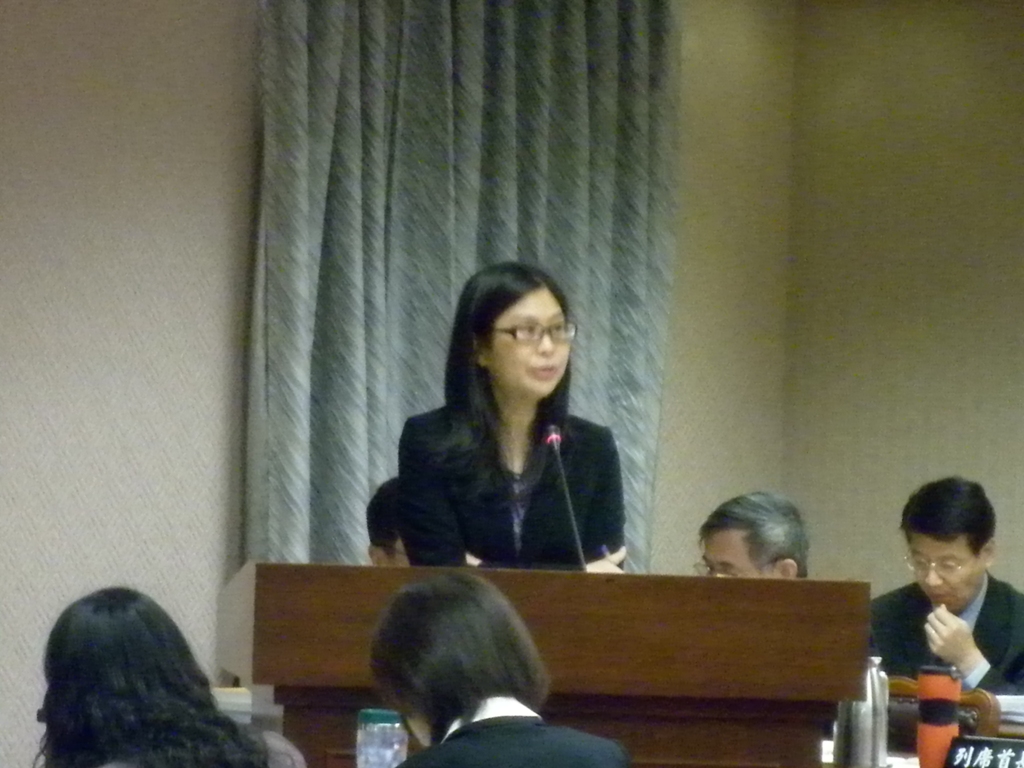 立法院內政委員會11日聽取賴幸媛就「行政院大陸委員會100年度施政計畫及收支預算案」報告，賴幸媛就連日來引發爭議的電視節目主持人鄭弘儀爆粗口事件，首度作出回應。圖片：謝莉慧攝