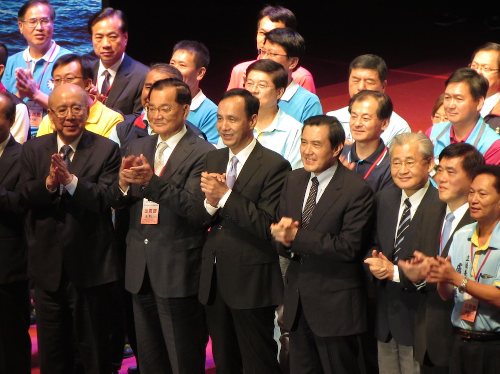 國民黨臨全會17日鼓掌通過徵召黨主席朱立倫為總統候選人，朱立倫隨後致詞時，特別向新北市民說「對不起」。圖：邱珮文/攝