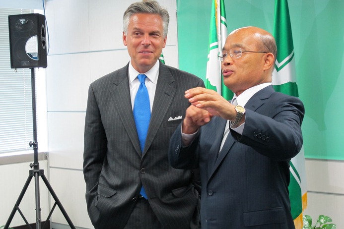 美國前任駐中國大使洪博培（Jon M Huntsman, Jr.）17日拜會民進黨主席蘇貞昌，兩人相談甚歡。圖：武陵/攝
