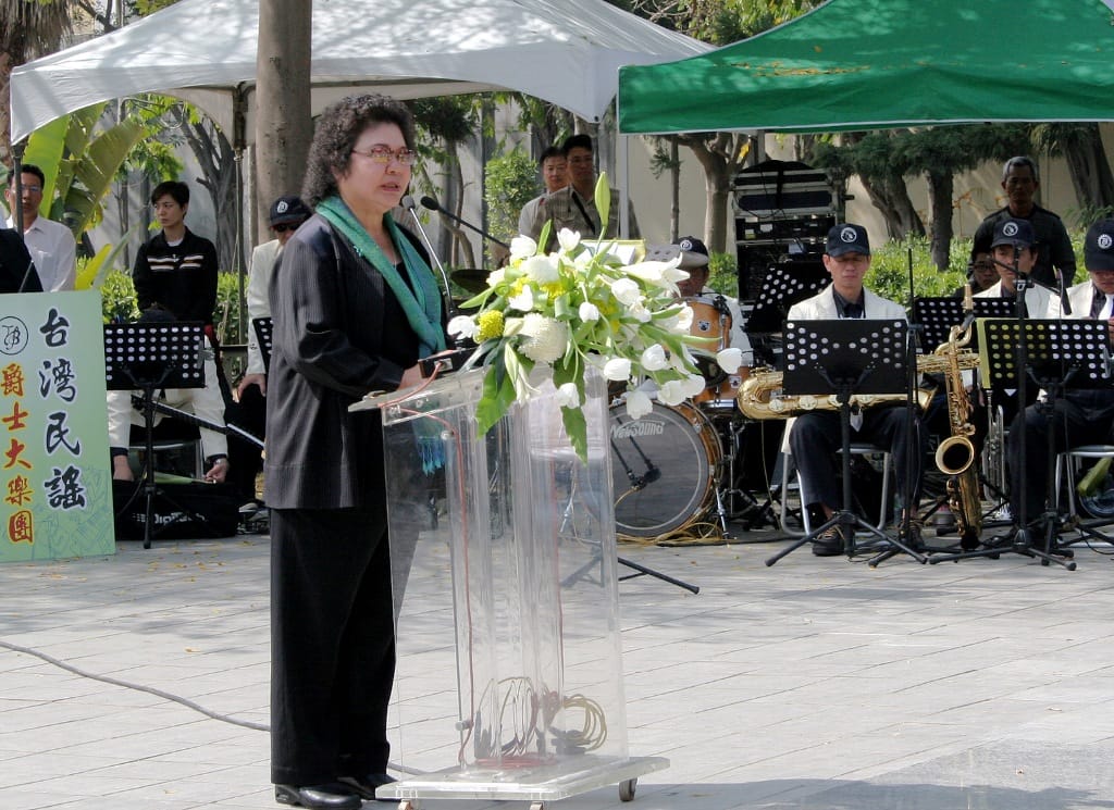 高雄市政府於高雄市228和平公園舉行追思儀式，以行動劇與百合花向所有爭取民主及人權的先行者致敬。圖片來源：高雄市政府