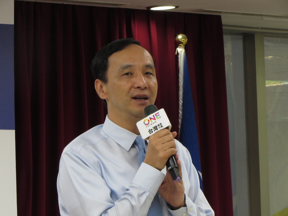 國民黨總統候選人朱立倫30日舉行「多元長照 安心養老」政策談話會，會中質疑民進黨推出的「長照2.0」政策。圖：邱珮文/攝
