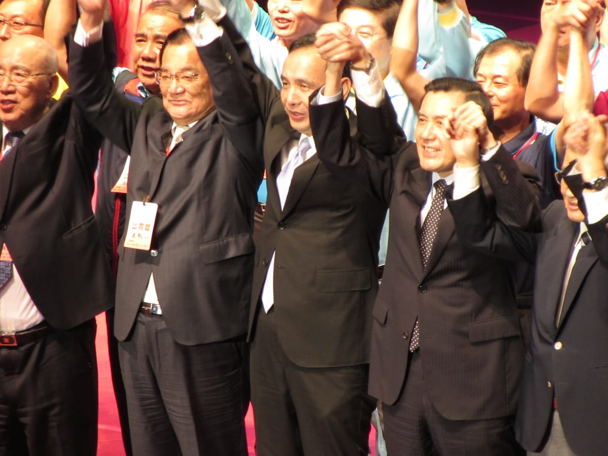 國民黨臨全會17日通過徵召黨主席朱立倫為總統候選人，朱立倫當場宣布，他若能當選總統，每一年一定會立法院報告國情，並接受重要政黨代表質詢。圖：邱珮文/攝