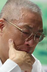 行政院新聞局今（8）日下午召開「重建之路　感謝有你」國際記者會，行政院長吳敦義談到兩年的重建之路走來，特別感謝企業和民間團體的協助，講到激動處吳敦義掉下男兒淚、語氣哽咽。圖片來源：中央社