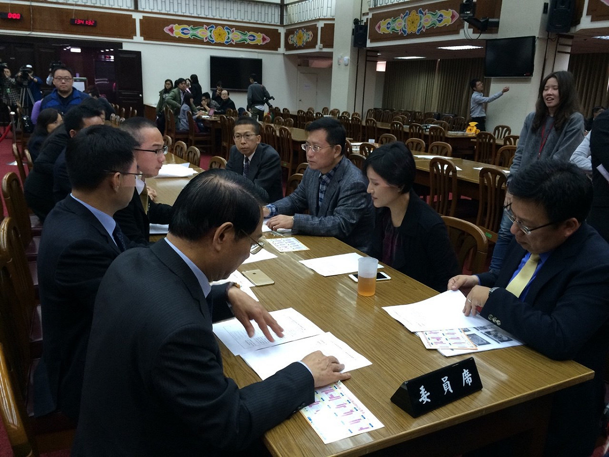 召委選舉結果由國民黨取得3席、民進黨奪下2席，召集委員隨即召開會議，並決定未來將召開10場公聽會，凝聚社會共識。圖：符芳碩/攝