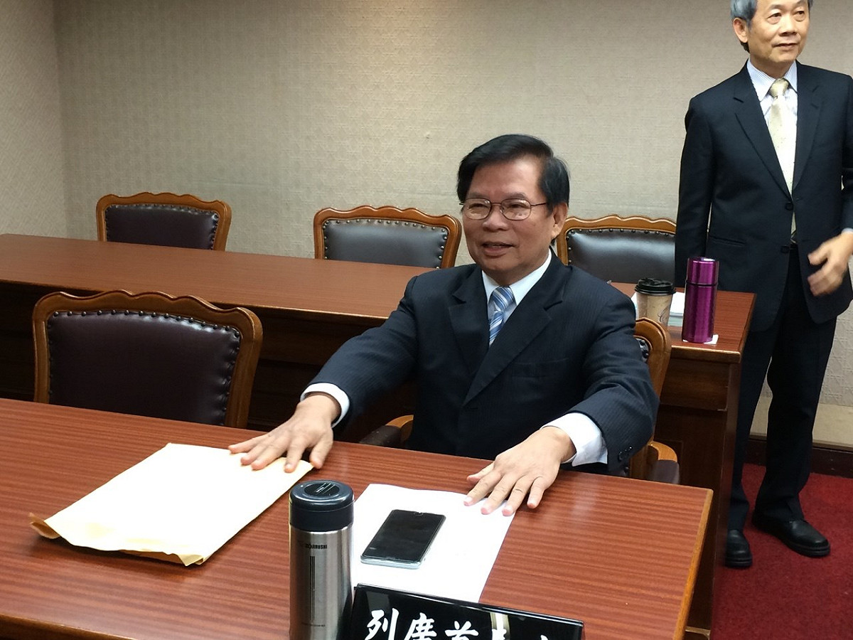 行政院秘書長簡太郎在會前受訪指出，政院立場認為公投通過門檻仍應維持在50%，否則恐違反民主原則。圖：符芳碩/攝