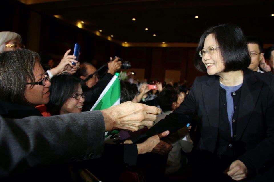 民進黨主席蔡英文31日出席芝加哥台灣僑胞晚宴，與僑胞握手。圖：民進黨提供