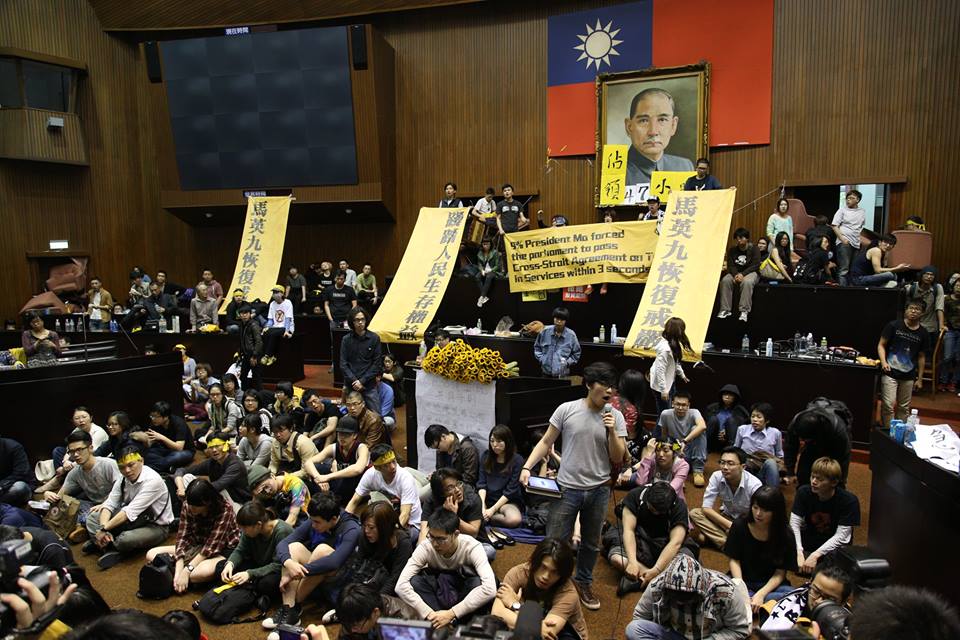 反服貿學生占領立法院，被馬英九總統批評為犧牲民主法治。圖：林雨佑/攝