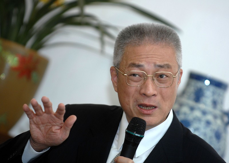 行政院長吳敦義今(9)日證實，在2000年時，親民黨主席宋楚瑜的確曾找過他當副手。圖片來源：中央社資料照片。