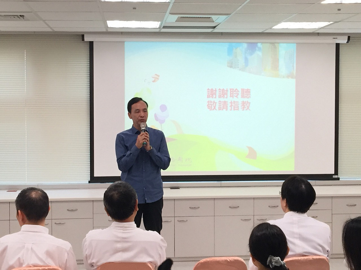 新北市長朱立倫3日上午前往淡水馬偕醫院，聽取八仙塵爆事件後的處置現況簡報。圖：劉奕霆/攝