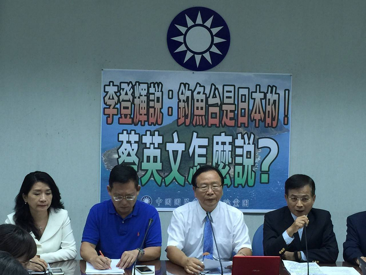 針對前總統李登輝稱「釣魚台是日本的」，國民黨27日舉辦記者會抗議，並揚言要修法剝奪李登輝的禮遇金。圖：翻攝自賴士葆臉書