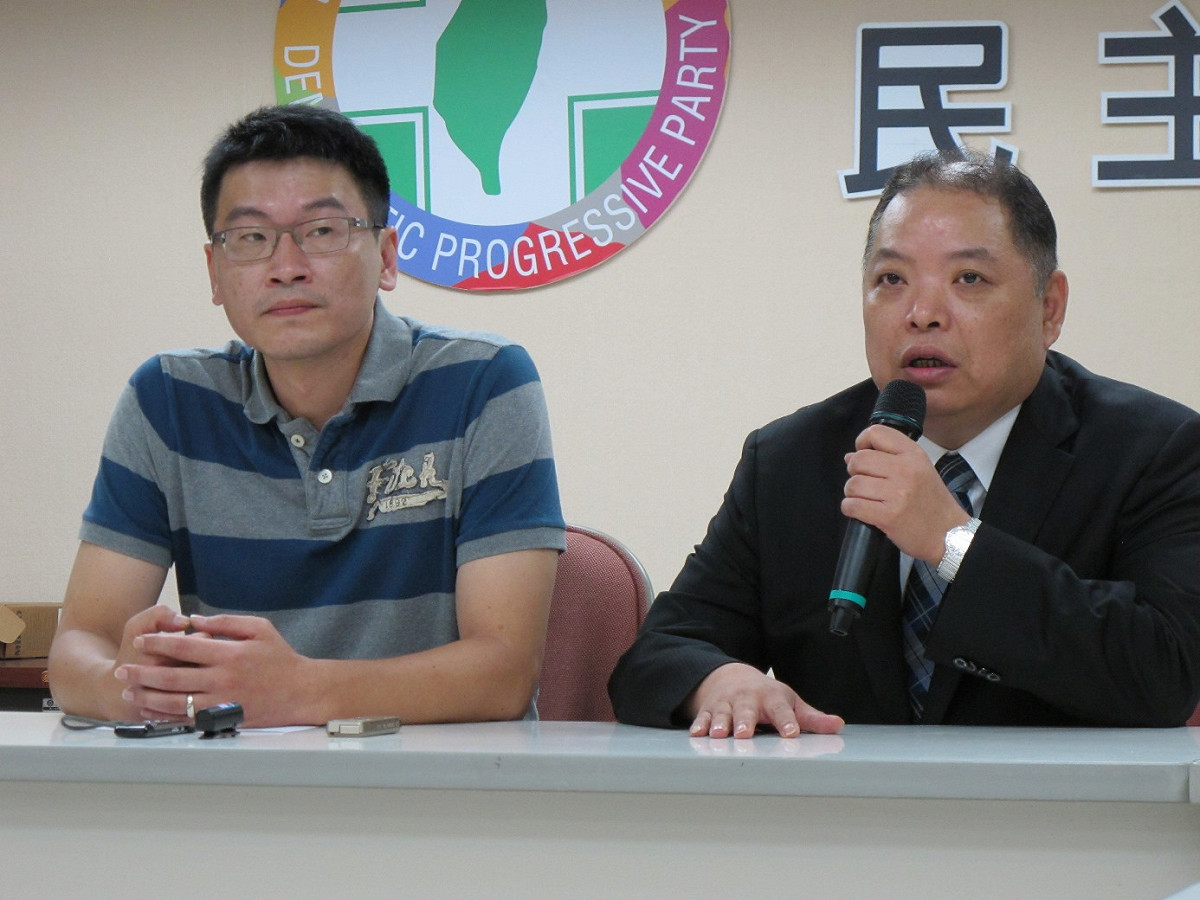 民進黨台北市議員梁文傑在台北市黨部主委黃承國陪同下，4日下午召開退選記者會。圖：林朝億/攝