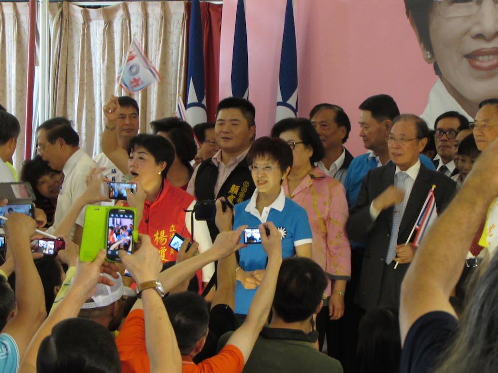 國民黨總統參選人洪秀柱獲得全代會提名後，23日啟動全台基層走訪行程，第1站選在故鄉台中后里，獲得鄉親熱烈支持。圖：邱珮文/攝