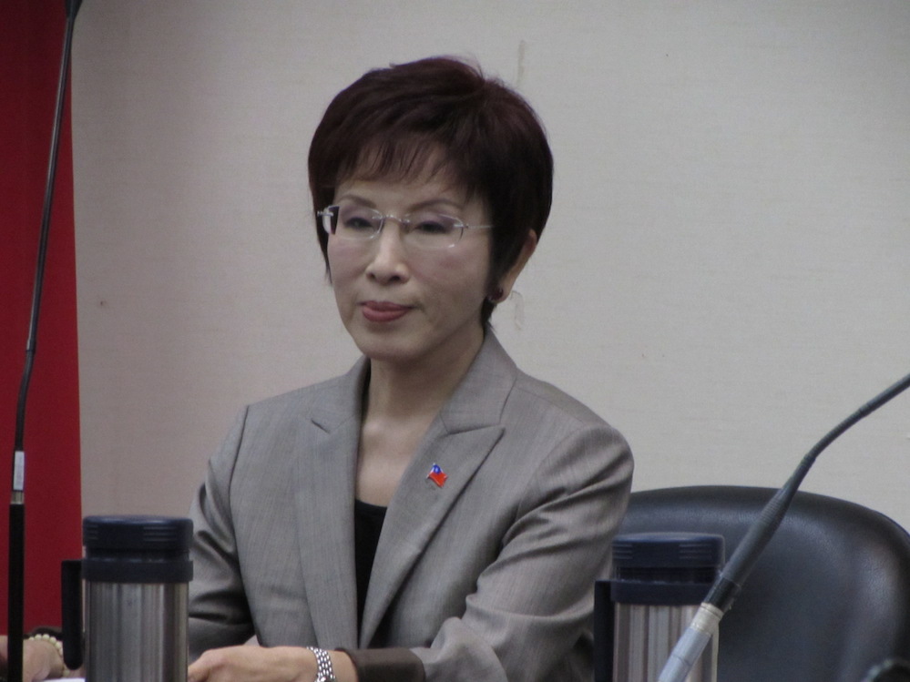 國民黨準總統候選人洪秀柱15日表示，她這個人真的跟王金平有點糾纏不清，雖然自己覺得很不好意思，但還是會想辦法，再請他多幫忙一點。圖：新頭殼資料照片