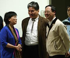 行政院長江宜樺（右）、內政部長李鴻源（中）、文化部長龍應台（左）5日一同出席觀看「看見台灣」紀錄片。圖：中央社