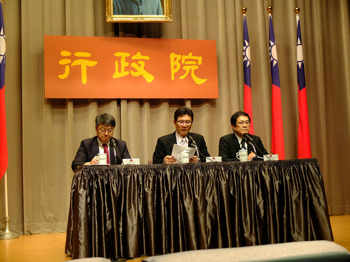 行政院今(19)日表示，昨天談兩岸監督條例的直播節目，最高同時在線有923人，算還不錯。圖：翁嫆琄/攝