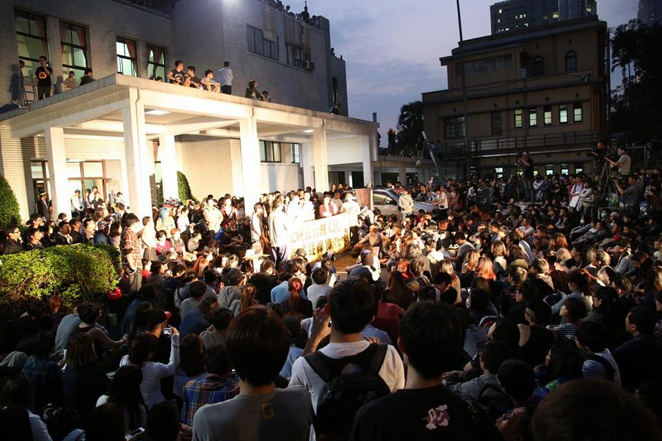 內政部今(9)日明確認定，反服貿運動性質屬於政治活動，相關團體如果是為了從事反服貿運動而募款，須符合政治獻金法的規定。圖為太陽花學運一景。圖：新頭殼資料照片