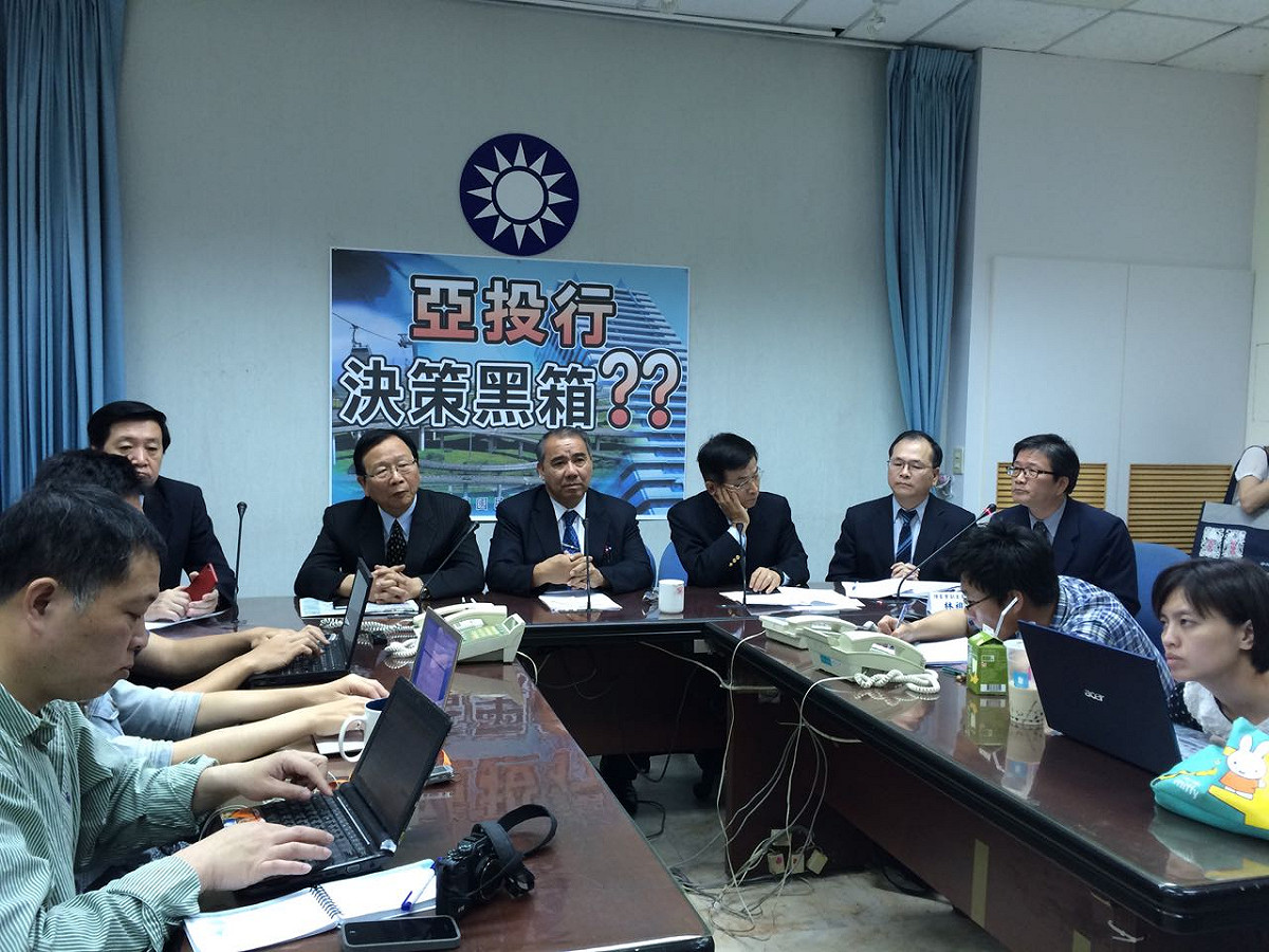 立法院國民黨團上午召開記者會，邀請財政部及陸委會就加入亞投行決策過程對外說明。圖：符芳碩/攝