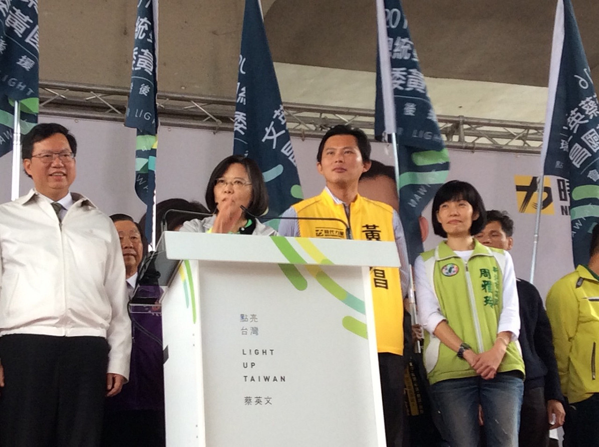 民進黨總統候選人蔡英文13日出席時代力量新北市立委候選人黃國昌汐止競選總部成立，會前接受媒體訪問。圖：楊淳卉/攝