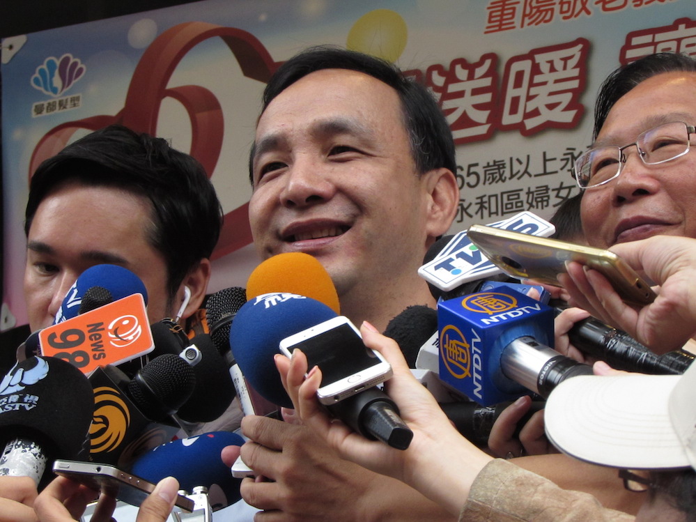 國民黨主席朱立倫16日表示，大家都聽過很多李登輝的意見，對於前輩、長輩的一些意見，「我們批評也不好吧。」圖：邱珮文/攝