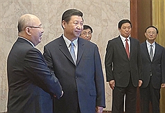 過去5年，吳伯雄和中共高層的會面高達6次。綜觀國民黨內，如此高頻率高層例會的人物，除了連戰外，無人能出其右。圖為國民黨榮譽主席吳伯雄（左）13日在北京人民大會堂會見中共總書記習近平（前右）。