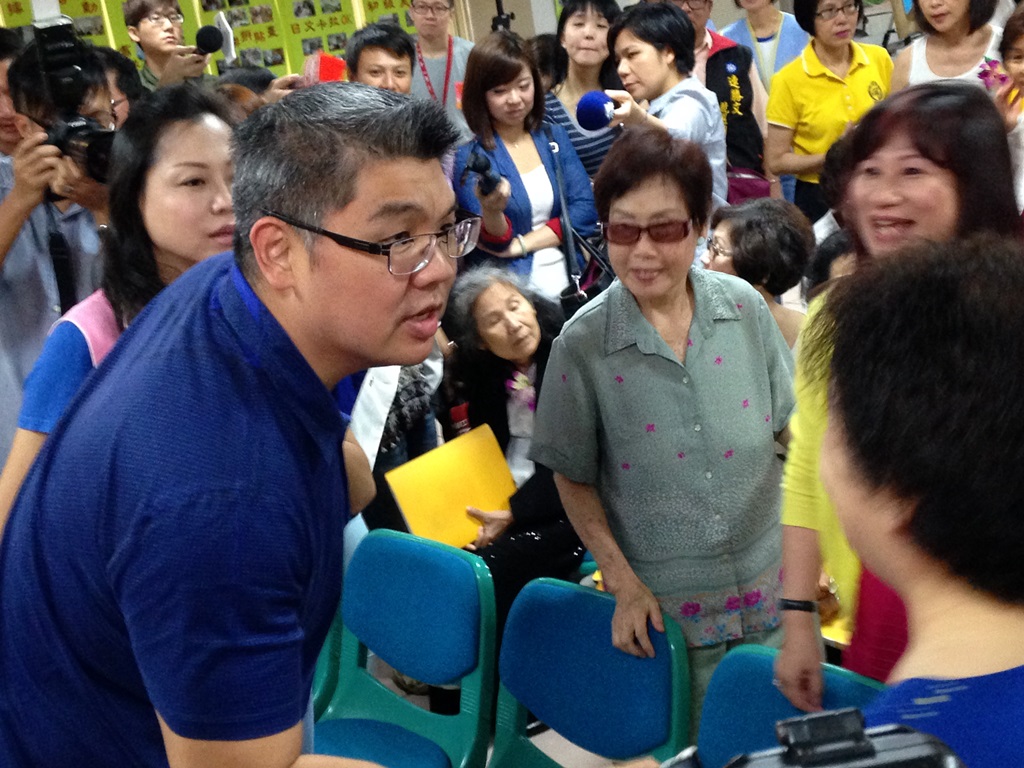 連勝文今(18)日上午前往內湖行政中心出席活動後接受訪問時，面對媒體追問他究竟有沒有去過「Playboy Mansion」(海夫納的豪宅)？連勝文回應：「沒有做過的事情，怎麼樣汙衊我都不會發生的。」 圖：劉奕霆/攝