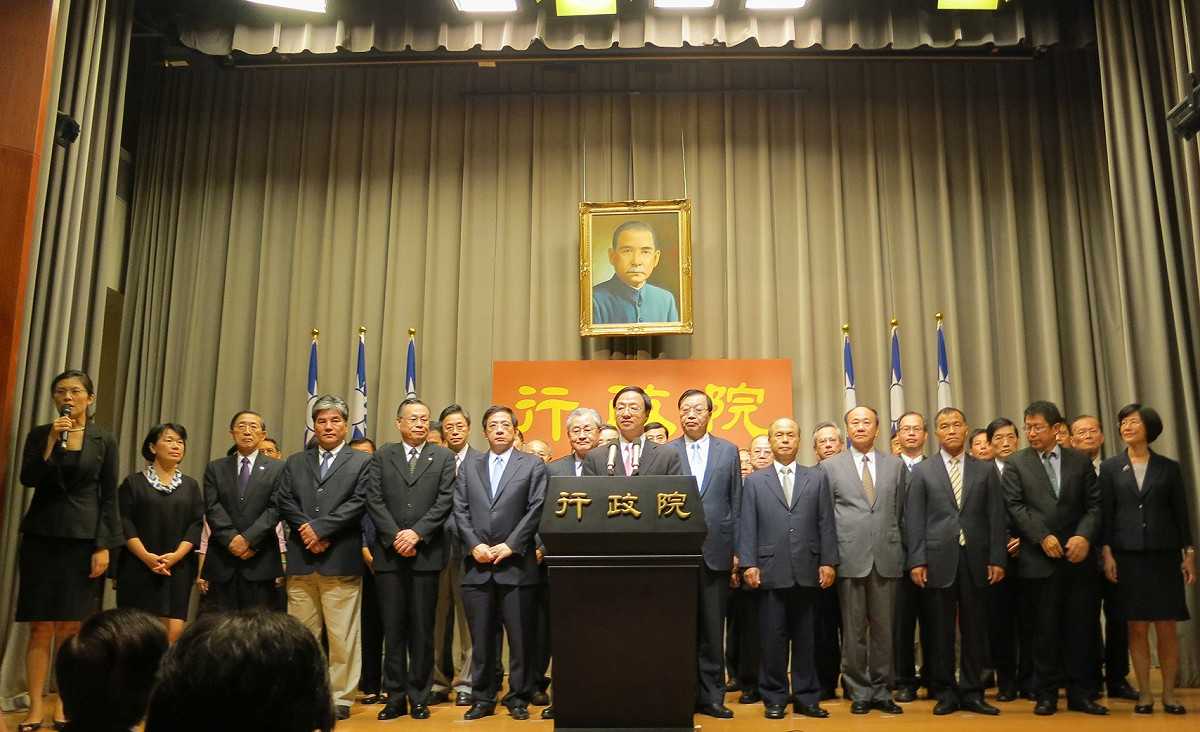 江揆14日致詞時，其餘37位閣員排排站開。其中，內政部長李鴻源深色西裝套上米黃色長褲，頗為突出。圖：林朝億/攝影