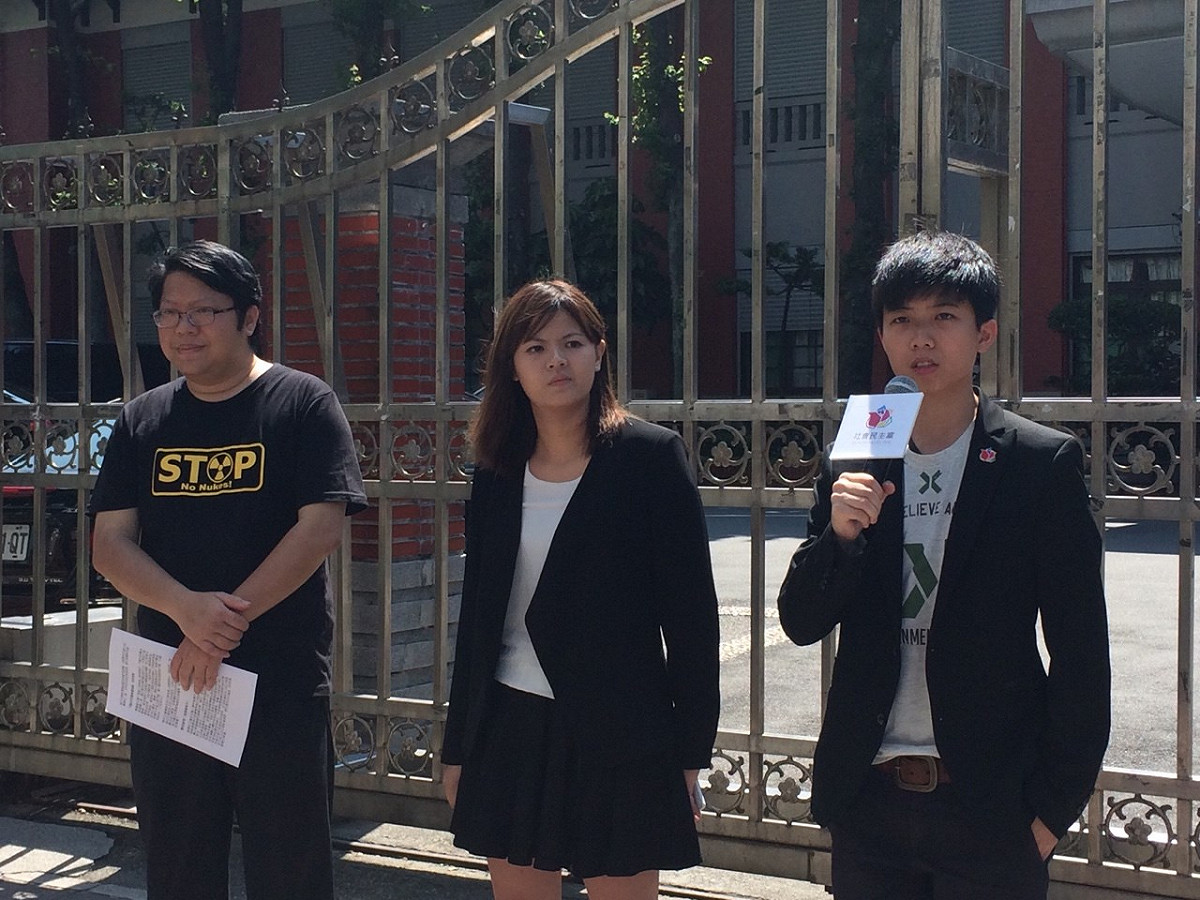 為抗議國民黨綁架修憲案，造成憲改破局，第三勢力17日至立院前召開記者會表達抗議。圖：符芳碩/攝
