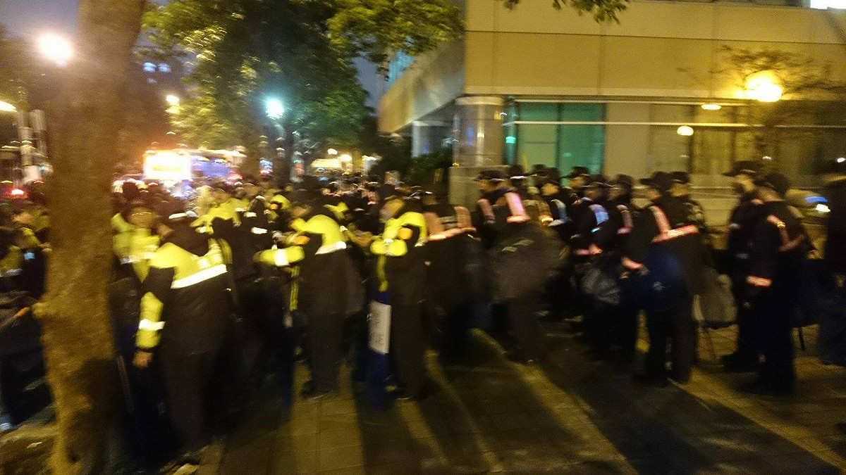目擊者觀察，從忠孝東路南側的大樓望下去，滿滿的全副武裝警力晚間6點多以後開始聚集中，警力並滿到鎮江街和青島西路口。圖3之1：民眾提供