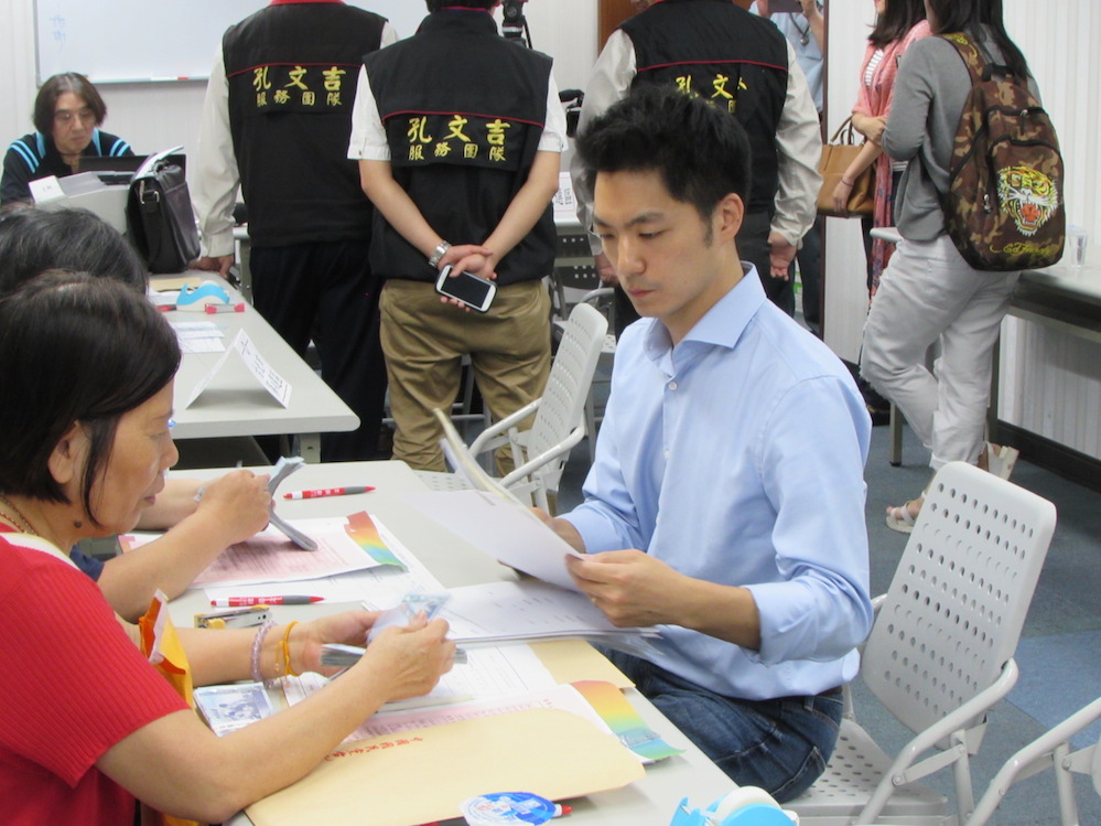 蔣家第4代、蔣孝嚴之子蔣萬安8日上午前往國民黨台北市黨部，登記參加台北市第3選區立委初選。圖：邱珮文/攝