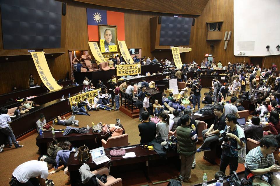 19日凌晨1點左右，議場內被500多人占領，大多數人仍情緒高亢，跟著主持人喊口號。圖：林雨佑/攝。