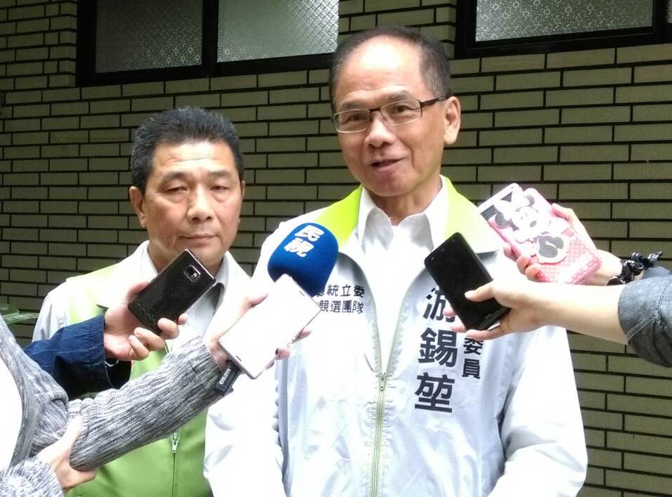 針對去年9合1選舉對手、新北市長朱立倫宣布帶職參選總統，前行政院長游錫堃19日批評，朱帶職參選不是法律問題，是「誠信問題」。圖：邱珮文/攝