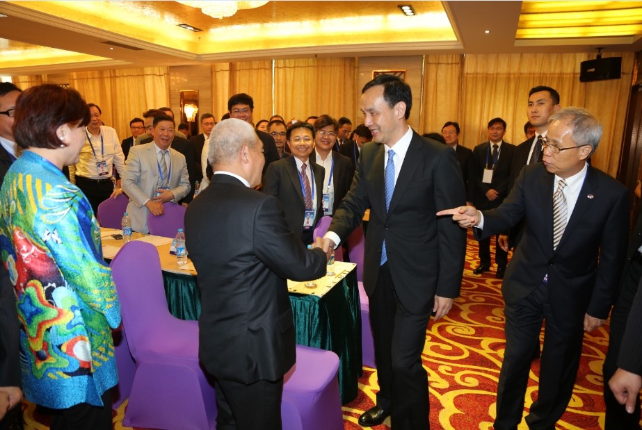 國民黨主席朱立倫3日與上海台商舉行座談活動，上海台商協會會長葉惠德在公開致辭時向朱立倫喊話，希望朱帶領國民黨力挽狂瀾，再創2008輝煌。圖：國民黨提供