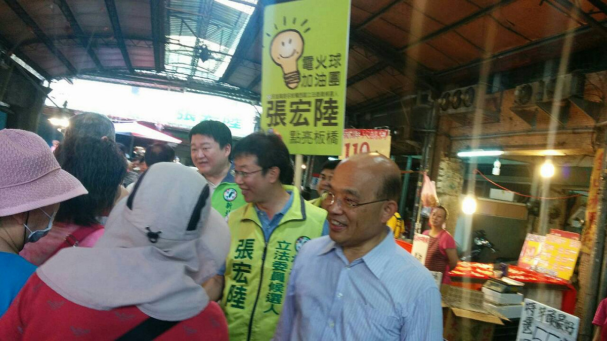 民進黨前主席蘇貞昌8日陪同立委候選人張宏陸在板橋西區市場掃街。圖：蘇貞昌辦公室提供
