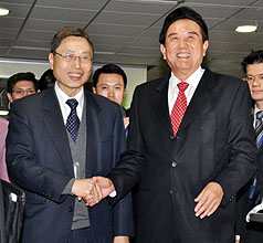 陳雲林（右）今早率經貿訪問團抵台，高孔廉接機。圖片：中央社